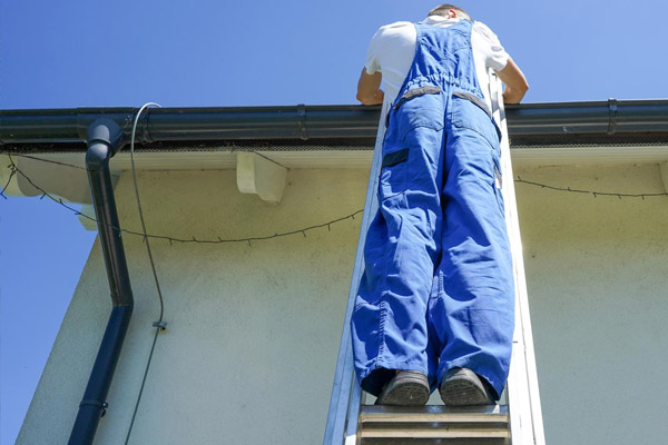 Pose de gouttières et travaux de zinguerie